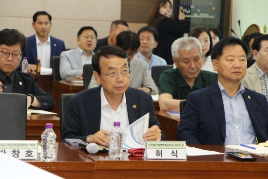 지난 18일 열린 인천광역시의회 주민참여예산  특별위원회 토론회에서 허식 의원이 발언하고 있다.  사진=최재민 기자