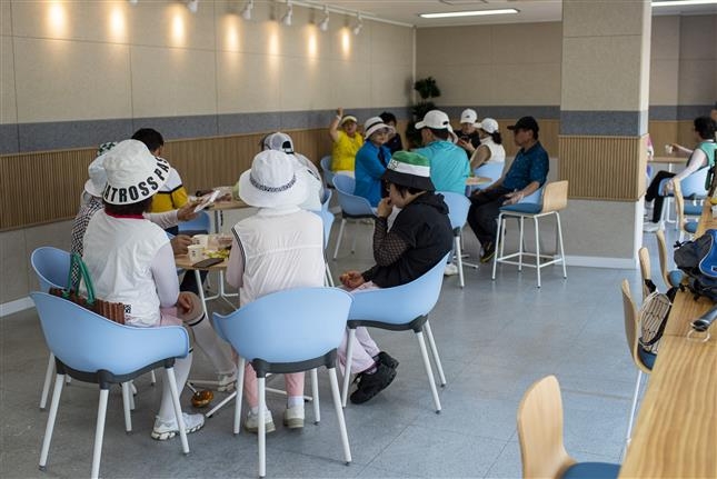 지난 18일 청라 공촌 유수지 체육시설 이용객들이 실내 쉼터에서 휴식 을 하고 있다. 사진=인천시설공단
