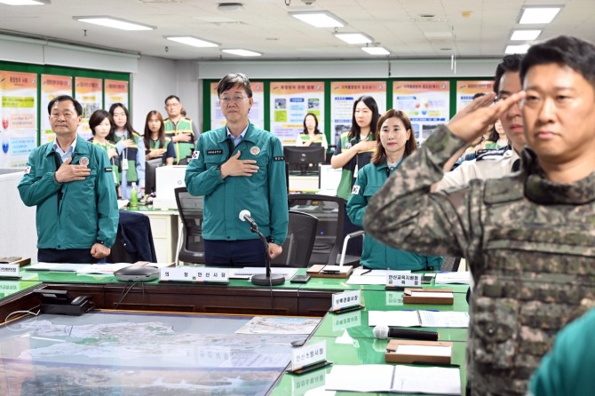 지난 18일 이민근 안산시장(왼쪽 두번째)이 화랑훈련과 연계한 2025년 2분기 통합방위협의회를 진행하고 있다. 사진=안산시