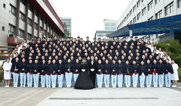 지난달 23일 동의과학대학교 ‘제14회 나이팅게일 선서식’ 기념촬영 모습. 사진=동의과학대학교