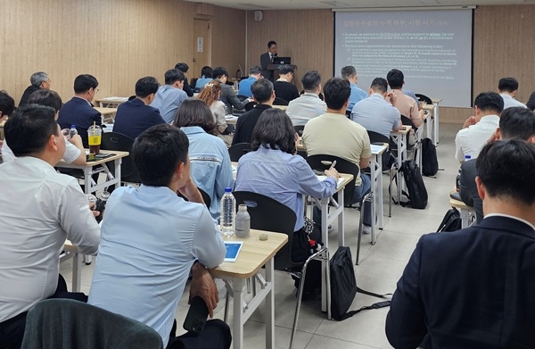 법무법인 광장 박정현 변호사가 미국의 해운·조선업 제재에 대한 법적 시사점에 대해 강연하고 있다. 사진=한국해양진흥공사