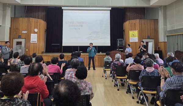 지난 16일 펼쳐진 어르신 대상 맞춤형 교통안전교육에 앞서 정종복 기장군수가 어르신들에게 교통안전을 당부하고 있다. 사진=기장군