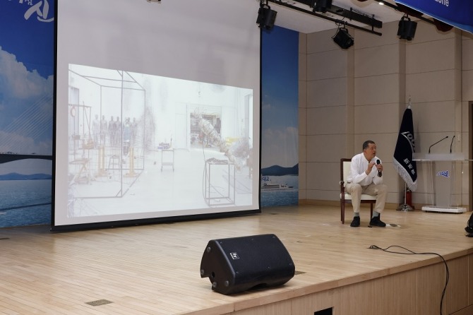지난 14일 안토니 곰리가 신안군청 대강당에서 특별강연을 진행하고 있다. 사진=전남 신안군