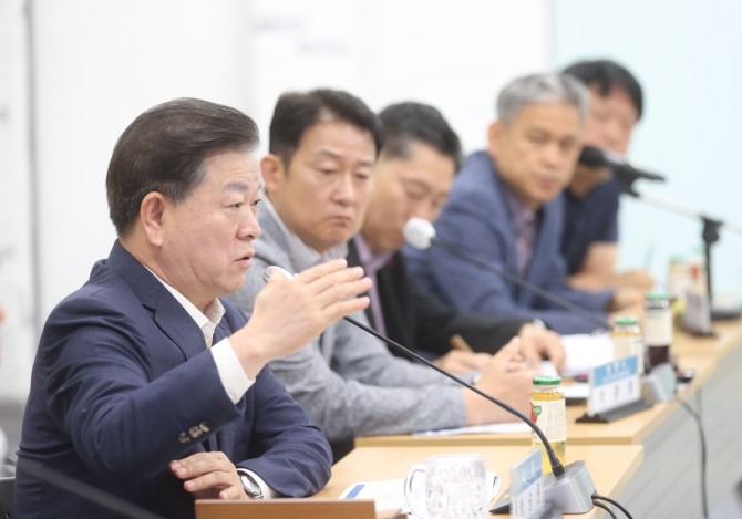 19일 박승원 광명시장이 ‘신안산선 붕괴사고현장 복구공사 현안간담회’에 참석해 발언하고 있다. 사진=광명시