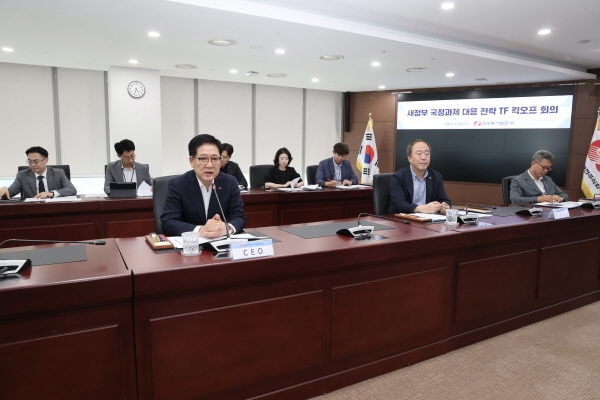 권명호 한국동서발전 사장이 '새정부 국정과제 대응 전략회의'에서 정부 정책 방향에 발맞춘 전략이행 역량 강화에 대해 강조하고 있다. 사진=한국동서발전