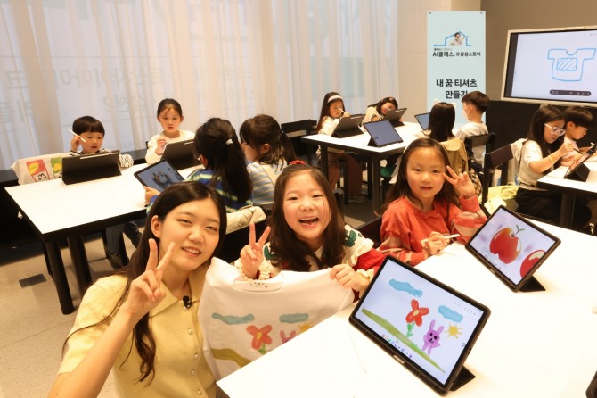 삼성스토어 대전에서 진행된 '갤럭시와 함께하는 AI 클래스 @삼성스토어'에서 아이들이 갤럭시 AI를 활용한 티셔츠 만들기를 체험하는 모습. 사진=삼성전자