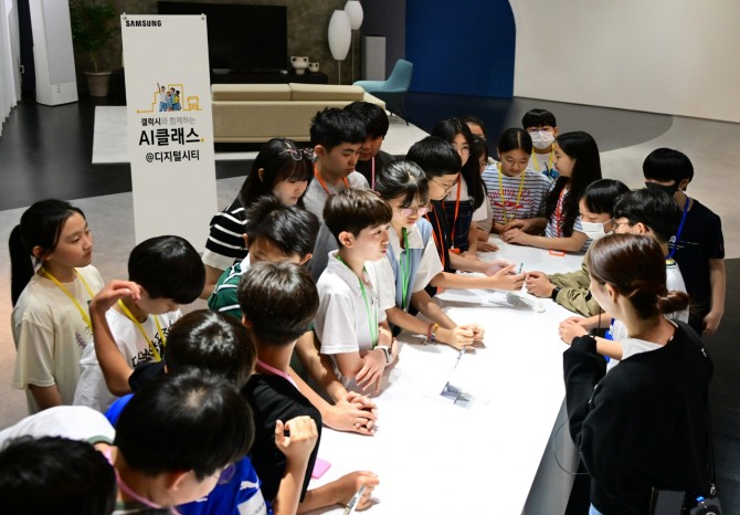 삼성디지털시티에서 진행된 '갤럭시와 함께하는 AI 클래스 @디지털시티'에서 수원 산의초등학교 학생들이 AI가 탑재된 갤럭시 신제품을 체험하는 모습. 사진=삼성전자