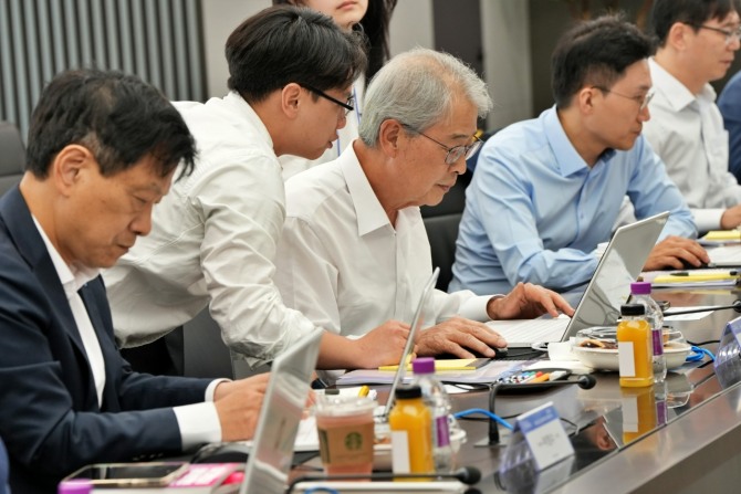 우리금융그룹 임종룡 회장이 직접 ChatGPT 업무 활용 실습을 하고 있다. 사진=우리금융그룹