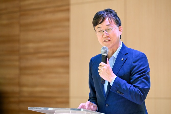 이민근 안산시장이 지난 17일 원곡초등학교 준공식에서 인사 발언을 진행하고 있다. 사진=안산시