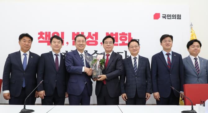 김병기 더불어민주당 당 대표 직무대행 겸 원내대표(왼쪽)가 17일 서울 여의도 국회에서 송언석 국민의힘 원내대표를 예방해 기념촬영하고 있다. 사진=연합뉴스