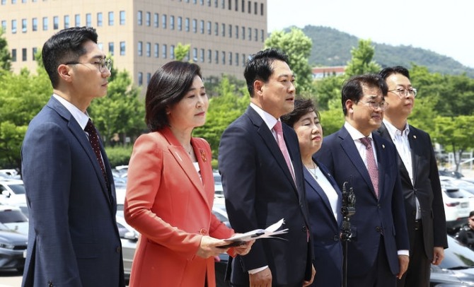 배준영(오른쪽 세번째) 국민의힘 의원이 19일 경기 정부과천청사 민원실 방문에 앞서 김민석 국무총리 후보자의 출입국 내역 청문회 제출을 촉구하며 취지 발언을 하고 있다. 사진=뉴시스
