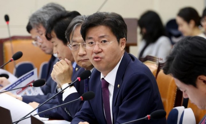 박상혁 더불어민주당 의원이 지난해 10월 서울 여의도 국회 정무위원회에서 열린 공정거래위원회, 한국소비자원 등에 대한 국정감사에서 자료제출 요구를 하고 있다. 사진=뉴시스