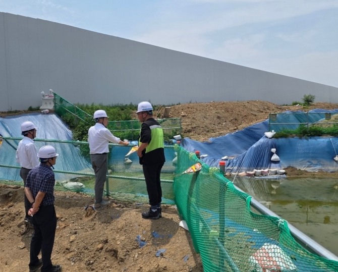 박동선 LH 국토도시본부장(가운데) 및 현장 관계자 등이 지난 19일 우기 대비 3기신도시 주요 건설현장 지구를 점검하고 있다. 사진=LH