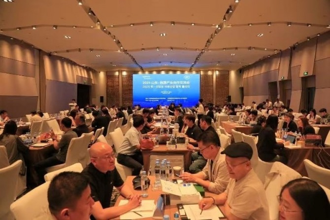 코트라는 19일 중국 칭다오에서 산둥성 중국국제무역촉진위원회(CCPIT)와 공동으로 ‘한-산둥성 미래협력플라자’를 개최했다. 상담장에서 양국 기업 간 비즈니스 상담이 진행되고 있는 모습. 사진=코트라