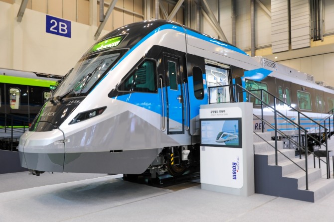 지난 20일 ‘2025 부산국제철도기술산업전’에 전시된 공항철도 신규 전동차 외관. 사진=공항철도