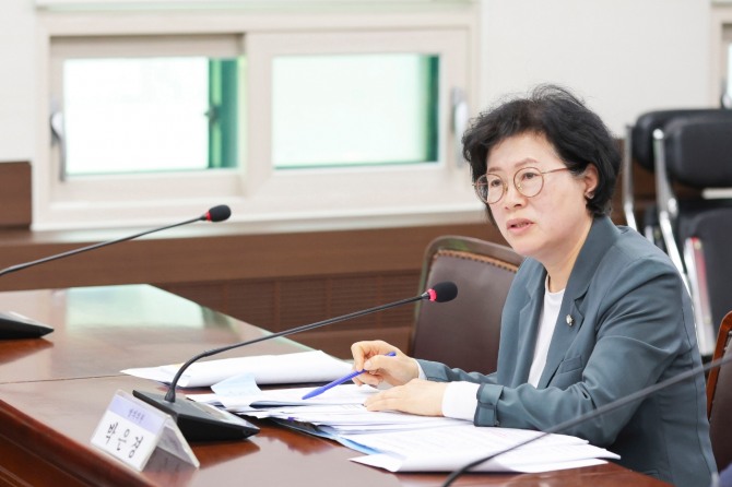 지난 4일 안산시의회 제2상임위원실에서 열린 제297회 제1차 정례회 기획행정위원회에서 박은경 의원이 발언하는 모습. 사진=안산시의회