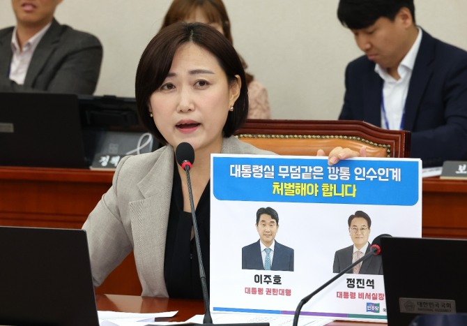 백승아 더불어민주당 의원이 11일 서울 여의도 국회에서 열린 교육위원회 전체회의에서 질의하고 있다. 사진=연합뉴스