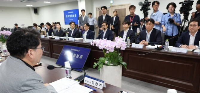 이한주 국정기획위원회 위원장이 20일 서울 종로구 국정기획위원회에서 열린 정치행정분과 검찰청 업무보고에서 모두발언을 하고 있다. 사진=연합뉴스