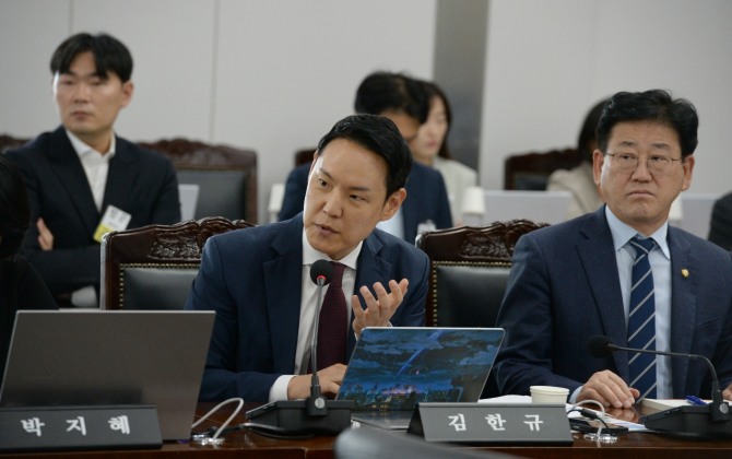 김한규 더불어민주당 의원이 17일 오전 울산 중구 한국석유공사에서 열린 국정감사에서 질의를 하고 있다. 사진=뉴시스