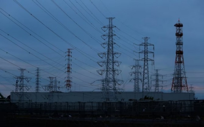 도쿄 남부 요코하마에서 도쿄 전력(TEPCO)의 고호쿠 변전소로 이어지는 송전선이 보인다. 사진=로이터