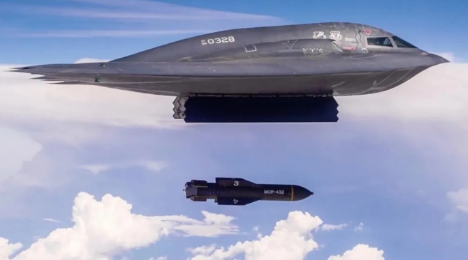 미공군  B-2 스피릿 폭격기가 GBU-57 벙커버스터탄을 투하하는 훈련을 하고 있다. 사진=미공군