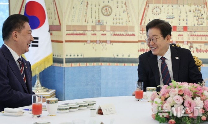 이재명 대통령과 김병기 더불어민주당 당대표 직무대행 겸 원내대표(왼쪽)가 22일 한남동 관저에서 열린 여야 지도부와 오찬에서 발언하며 미소짓고 있다. 사진=뉴시스