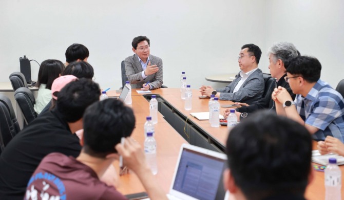 이상일 용인특례시장은 22일 서천동에서 발생한 천공기 전도사고 관련 국가철도공단과 시공사 관계자들과 대책 회의를 진행하고 있다. 사진=용인특례시