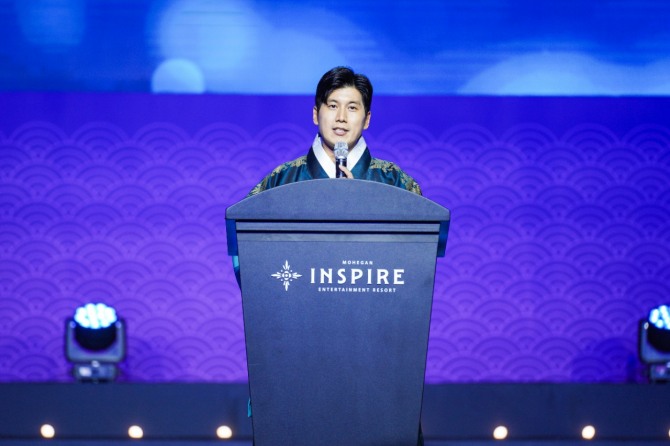 ‘2025 대한민국 한복모델 선발대회’가 지난 21일 인천 중구 인스파이어 엔터테인먼트 리조트에서 제11회 결선 대회를 성대하게 개최됐다. 정사무엘 조직위원장이 개막사를 하고 있다. 사진=대한민국 한복모델 선발대회 조직위