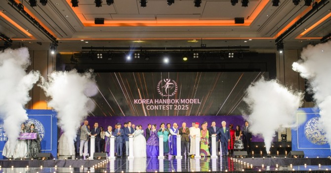 ‘2025 대한민국 한복모델 선발대회’가 지난 21일 인천 중구 인스파이어 엔터테인먼트 리조트에서 제11회 결선 대회를 성대하게 개최됐다. 국내외 문화, 외교분야 주요인사들이 개막식에 참여하고 있다. 사진=대한민국 한복모델 선발대회 조직위