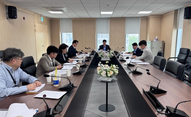 지난 22일 장병원 위원장(가운데)이 전문적인 과학기술을 지키는 감사시스템을 구축하기위해 감사위원 관계자들과 논의하고 있다.