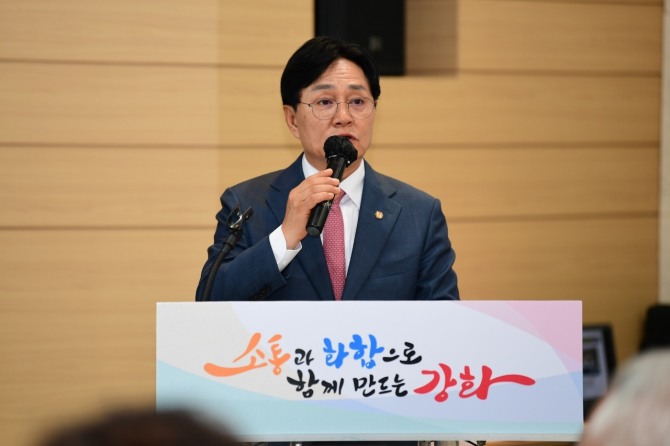 박용철 강화군수가 군내 행사 중 개회사를 진행하고 있는 모습. 사진=강화군