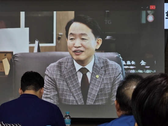 김찬진 동구청장이 23일 취임 3주년을 맞아 출입기자와의 간담회애서 구정 성과를 설명하고 있다.=최재민 기자