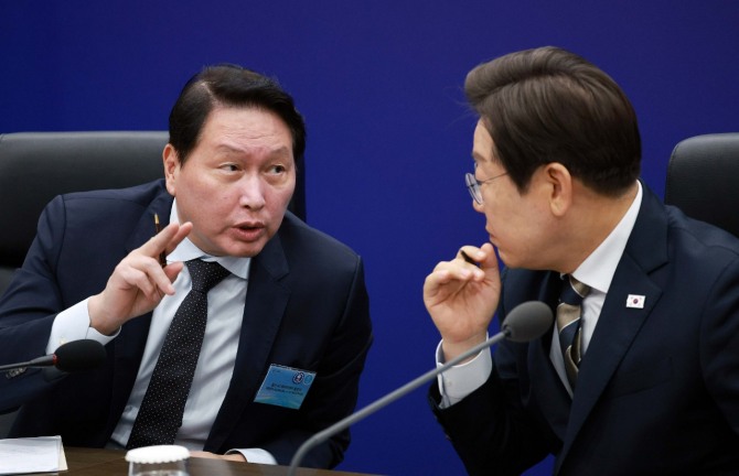 이재명 대통령(오른쪽)이 지난 20일 울산전시컨벤션센터에서 이 대통령 주재로 열린 인공지능(AI) 글로벌 협력 기업 간담회에서 최태원 SK그룹 회장과 대화하고 있다. 사진=연합뉴스