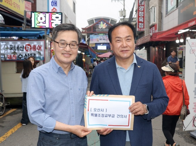 지난 21일 이권재 오산시장(오른쪽)이 김동연 지사에게 특조금 반영 필요 건의서를 전달한 후 기념촬영을 하고 있다. 사진=오산시