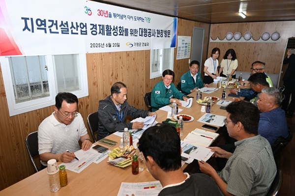 지난 20일 정종복 기장군수(벽쪽 왼쪽에서 세 번째)가 관내 주요 공공사업 현장을 방문해 관계자와 소통하고 있다. 사진=기장군