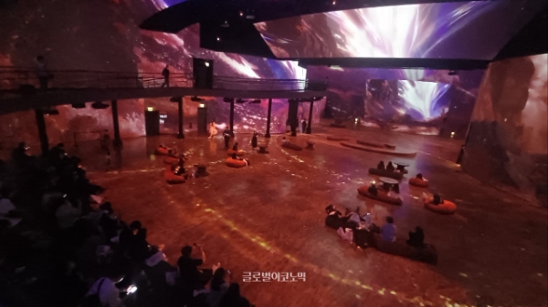 '빛의 여정' 전시를 관람하는 방문객들의 모습. 사진=이원용 기자