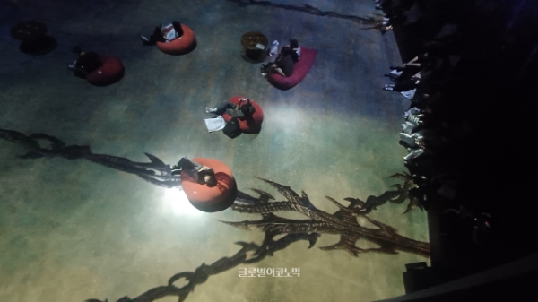 미디어아트는 어느 곳에서 어느 방향으로 보느냐에 따라 다각도로 즐길 수 있다. 사진=이원용 기자