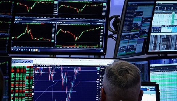 23일 미국 뉴욕증권거래소(NYSE)에서 한 트레이더가 일하고 있다.     사진=로이터/연합뉴스