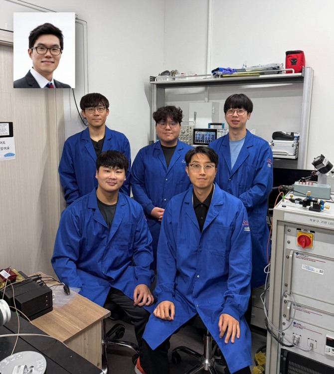 (앞줄 왼쪽부터) 신승민 1저자, 조힘찬 교수, (뒷줄 왼쪽부터) 이형도, 이승우, 이원범, (왼쪽 위) 임경근 박사. 사진=KAIST