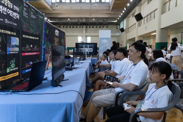 가족이 함께 체험형 게임문화 축제 ‘2025 게임팸크닉(Game Family Picnic)’을 즐기고 있다. 사진=성남산업진흥원