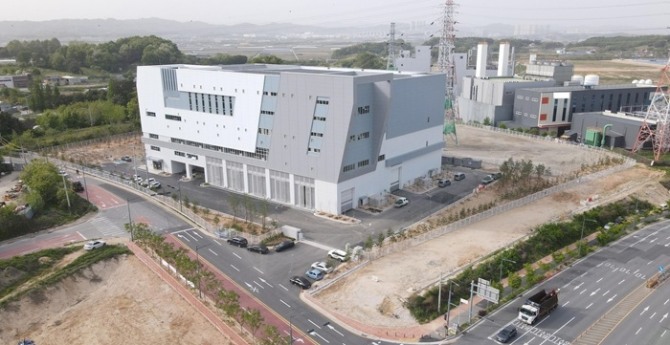 한전이 충북 반도체 첨단산업단지의 안정적 전력공급을 위해 지난 20일부터 345㎸ 신청주변전소와 관련 송전선로의 본격 가동을 시작했다. 사진=한전