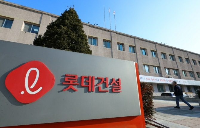 롯데건설은 공사견적 내역을 체계적으로 관리하고 단가를 효율적으로 산정하기 위해 ‘AI 공사 견적 모델’을 개발했다고 24일 밝혔다. 사진은 서울 서초구 잠원동 롯데건설 본사. 사진=롯데건설