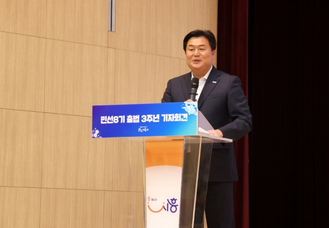 임병택 시흥시장은 24일 오전 시청 늠내홀에서 기자회견을 하고 있다. 사진=이관희 기자