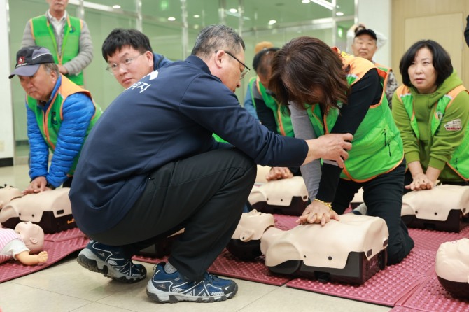 김포시 자율방재단 단원이 재해구호 전문인력 양성교육의 일환으로 CPR 실습에 참여하고 있다.  /사진=희망브리지