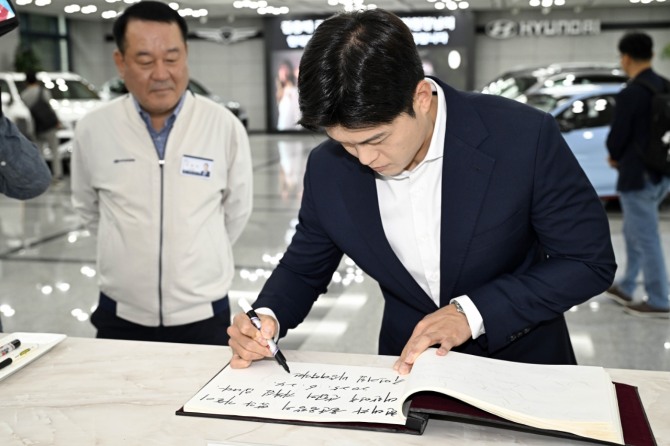 김용태 국민의힘 비상대책위원장이 24일 오전 현대차 울산공장을 찾아 방명록을 작성하고 있다. 사진=김용태 의원실