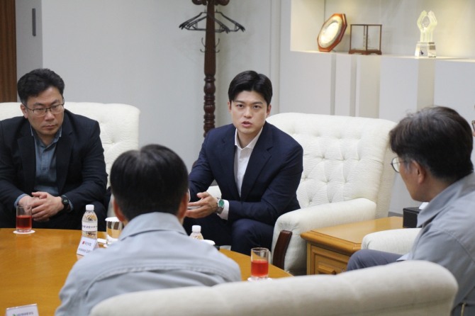 김용태 국민의힘 비상대책위원장(가운데)이 24일 HD현대중공업 울산공장을 방문해 HD현대중공업 관계자들과 대화하고 있다. 사진=김용태 의원실