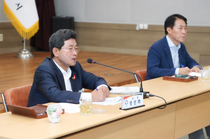 지난 23일 광양읍사무소 대회의실에서 정인화 시장 주재로 열린 읍면동장 회의. / 전남 광양시=제공