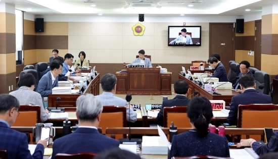 24일 이용창 위원장과 시의원들이 추경예산안 심사를 진행하고 있는 모습. 사진=인천시의회