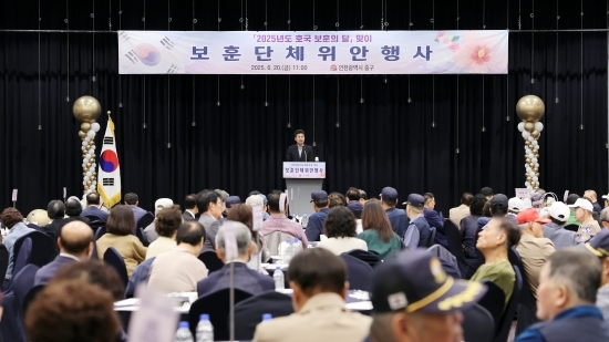 지난 20일 김정헌 인천 중구청장이 ‘보훈 영웅들 만나’ 행사에 참여해 인사말을 전하는 모습. 사진 =중구