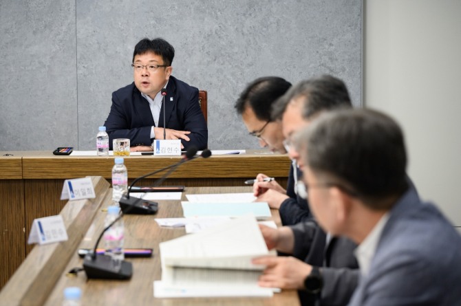 지난 23일 김현수 수원시 제1부시장이 2025년 제3회 규제개혁위원회 회의에서 발언하고 있다. 사진=수원특례시